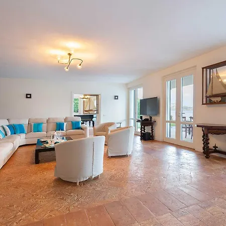 New Stunning With Pool And Beach Access *