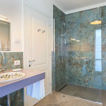 New Stunning With Pool And Beach Access * Carlazzo