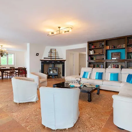 New Stunning With Pool And Beach Access Villa